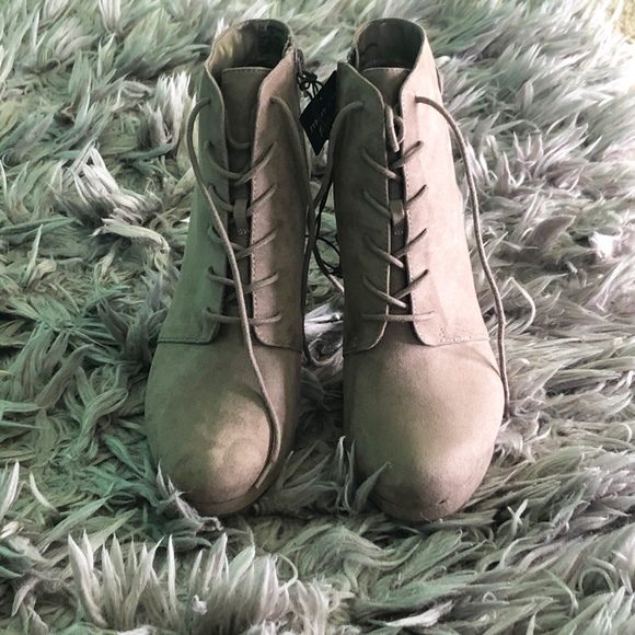 Cute Casual Ankle Boots - Picture 3 of 4